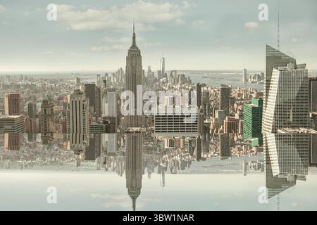 Chambre avec grande fenêtre à la ville sur Banque D'Images