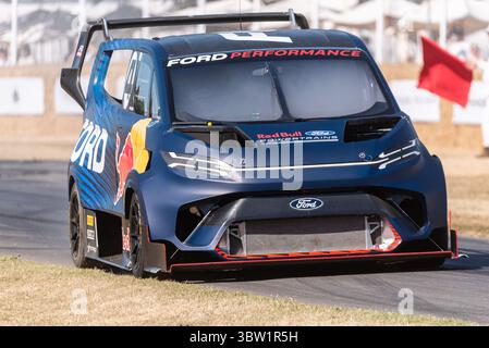 Fourgonnette personnalisée électrique Ford E transit Supervan 4,2 2023 conduisant sur une piste de montée en pente au Goodwood Festival of Speed 2025. Fumée de pneu dans la cabine Banque D'Images