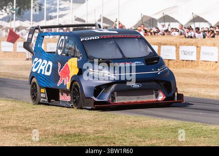 Fourgonnette personnalisée électrique Ford E transit Supervan 4,2 2023 conduisant sur une piste de montée en pente au Goodwood Festival of Speed 2025. Fumée de pneu dans la cabine Banque D'Images