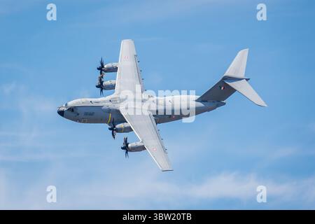Un Airbus A400M Atlas des forces aériennes et spatiales françaises, l'avion de transport militaire quadrimoteur européen, en vol au-dessus de l'aéroport de Paris-le Bourget. Banque D'Images