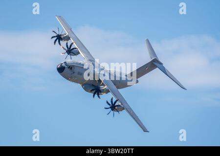 Dugny, France - 20 juin 2025 : un Airbus A400M Atlas des forces aériennes et spatiales françaises, l'avion de transport militaire quadrimoteur européen, en vol au-dessus de P. Banque D'Images