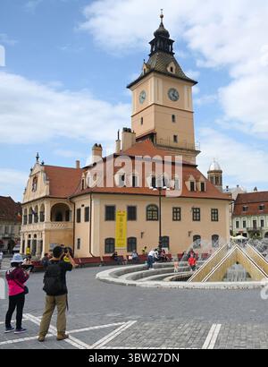 Brasov, Roumanie - 12 juin 2025 : Vieux Hôtel de ville de Brasov sur la place du Conseil et le Musée d'histoire du comté de Brașov. Banque D'Images