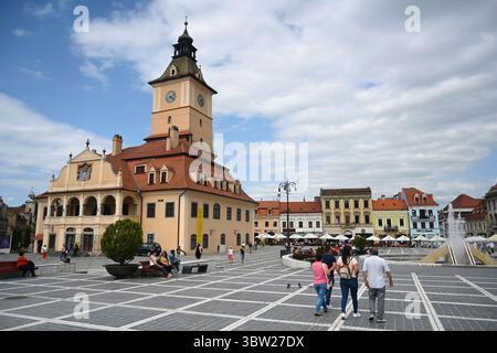 Brasov, Roumanie - 12 juin 2025 : Vieux Hôtel de ville de Brasov sur la place du Conseil et le Musée d'histoire du comté de Brașov. Banque D'Images