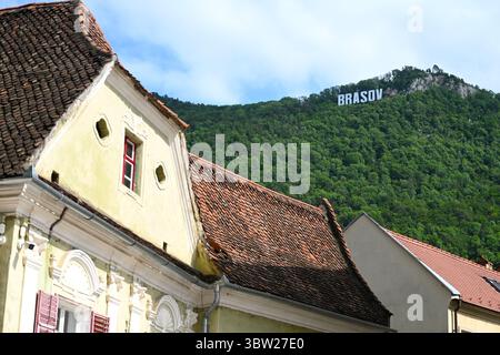 Brasov, Roumanie - 12 juin 2025 : Brasov signe au sommet de la montagne Tampa en Roumanie. Banque D'Images