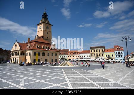 Brasov, Roumanie - 12 juin 2025 : Vieux Hôtel de ville de Brasov sur la place du Conseil et le Musée d'histoire du comté de Brașov. Banque D'Images
