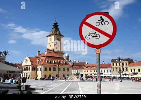 Brasov, Roumanie - 12 juin 2025 : Vieux Hôtel de ville de Brasov sur la place du Conseil et le Musée d'histoire du comté de Brașov. Banque D'Images