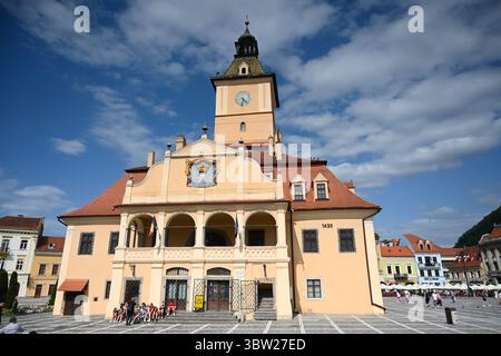 Brasov, Roumanie - 12 juin 2025 : Vieux Hôtel de ville de Brasov sur la place du Conseil et le Musée d'histoire du comté de Brașov. Banque D'Images