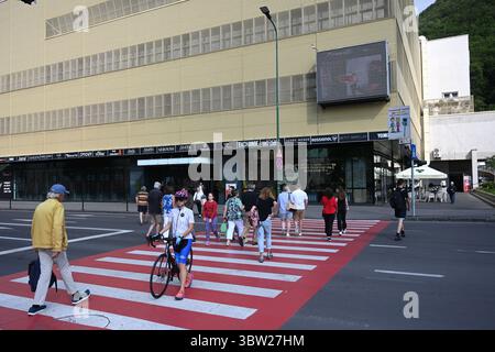 Brasov, Roumanie - 12 juin 2025 : passage piétonnier dans le centre-ville de Brasov Banque D'Images