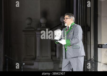 Salzbourg, Autriche. 15 juillet 2025. La répétition photographique de la pièce 'Jedermann' (Everman), qui sera présentée en première au Festi de Salzbourg (de gauche à droite) le 19 juillet, prise le mardi 15 juillet 2025, à la Domplatz à Salzbourg, Autriche. Herbert Mack - 20250715 PD11054 crédit : APA-PictureDesk/Alamy Live News Banque D'Images