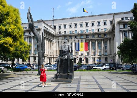 Bucarest, Roumanie - 13 juin 2025 : le monument d'Iuliu Maniu et le bâtiment du palais du ministère de l'intérieur sur la place de la Révolution à Bucarest. Banque D'Images