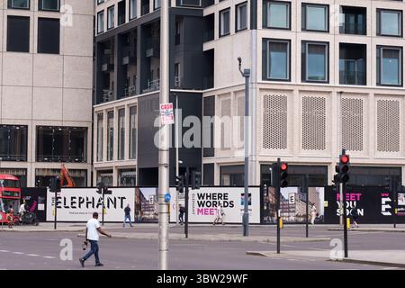 Piétons et planches de construction à Elephant and Castle, le 15 juillet 2025, à Londres, Angleterre. Banque D'Images