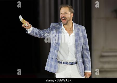 Salzbourg, Autriche. 15 juillet 2025. La répétition photographique de la pièce 'Jedermann' (Everman), qui sera présentée en première au Festi de Salzbourg (de gauche à droite) le 19 juillet, prise le mardi 15 juillet 2025, à la Domplatz à Salzbourg, Autriche. Philipp Hochmair comme Jedermann - 20250715 PD10934 crédit : APA-PictureDesk/Alamy Live News Banque D'Images