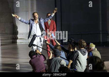 Salzbourg, Autriche. 15 juillet 2025. La répétition photographique de la pièce 'Jedermann' (Everman), qui sera présentée en première au Festi de Salzbourg (de gauche à droite) le 19 juillet, prise le mardi 15 juillet 2025, à la Domplatz à Salzbourg, Autriche. Philipp Hochmair dans le rôle de Jedermann - 20250715 PD10951 crédit : APA-PictureDesk/Alamy Live News Banque D'Images