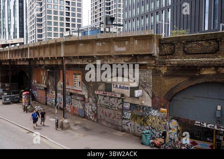 Les volets sont fermés sur les petites entreprises maintenant fermées sous les arches de Elephant Road de Elephant and Castle Thameslink station, le 15 juillet 2025, à Londres, en Angleterre. Banque D'Images