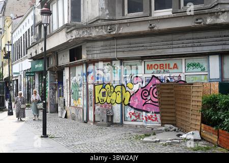 Bucarest, Roumanie - 13 juin 2025 : les locaux abandonnés dans le centre de Bucarest. Banque D'Images