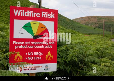 En dépit de la verdure trompeuse Bracken, un panneau de risque d'incendie de forêt est placé à Extreme dans la Beamish Valley près d'Ingram, Northumberland. En raison du temps sec prolongé, les feux de prairie et les feux de forêt sont de plus en plus fréquents au Royaume-Uni en raison du changement climatique et il y a des appels pour la création d'un plan national pour les pompiers. Banque D'Images