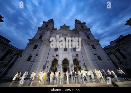 Salzbourg, Autriche. 15 juillet 2025. La répétition photographique de la pièce 'Jedermann' (Everman), qui sera présentée en première au Festi de Salzbourg (de gauche à droite) le 19 juillet, prise le mardi 15 juillet 2025, à la Domplatz à Salzbourg, Autriche. - 20250715 PD10909 crédit : APA-PictureDesk/Alamy Live News Banque D'Images
