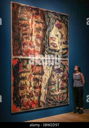 christies Londres, Royaume-Uni. 16 juillet 2025. The FriendL'exposition elle offre une exploration rare et émouvante du parcours artistique de Marwan, réputé pour ses portraits profondément expressifs et ses réflexions profondes sur l'exil, l'identité et la condition humaine. L’exposition offre une occasion rare de voir pour la première fois des œuvres de collections privées et d’institutions à Londres.16 juillet au 22 août, crédit : Paul Quezada-Neiman/Alamy Live News Banque D'Images