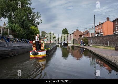 Bateau étroit à l'écluse de Yorke Street sur le canal Staffordshire et Worcestershire, Stourport-on-Severn, Worcestershire Banque D'Images