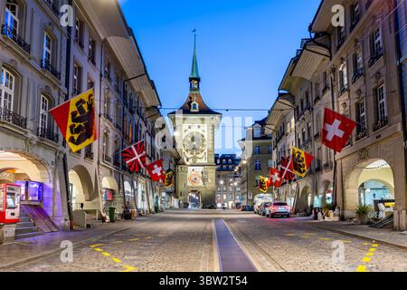 Vieille ville de Berne avec tour Zytglogge à l'heure bleue de nuit en Suisse Banque D'Images