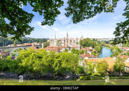 Berne ville sur la rivière Aare vieille ville avec église Berner Munster en Suisse Banque D'Images