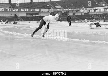 Aktuell 9 - 1 - 1969 : nous les avons pris au milePour les pays ont participé à une compétition internationale de patinage à Gothenburg. Les Norvégiens ont gagné au classement général, mais ont eu un combat dur contre les Suédois. L'équipe norvégienne était composée de Dag Fornæss, Fred Anton Maier, Per Willy Guttormsen, Magne Thomassen et Bjørn Tveter. Photo : Aage Storløkken / Aktuell / NTB ***PHOTO NON TRAITÉE*** *texte traduit automatiquement* Banque D'Images