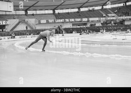 Aktuell 9 - 1 - 1969 : nous les avons pris au milePour les pays ont participé à une compétition internationale de patinage à Gothenburg. Les Norvégiens ont gagné au classement général, mais ont eu un combat dur contre les Suédois. L'équipe norvégienne était composée de Dag Fornæss, Fred Anton Maier, Per Willy Guttormsen, Magne Thomassen et Bjørn Tveter. Photo : Aage Storløkken / Aktuell / NTB ***PHOTO NON TRAITÉE*** *texte traduit automatiquement* Banque D'Images