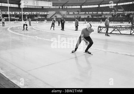 Aktuell 9 - 1 - 1969 : nous les avons pris au milePour les pays ont participé à une compétition internationale de patinage à Gothenburg. Les Norvégiens ont gagné au classement général, mais ont eu un combat dur contre les Suédois. L'équipe norvégienne était composée de Dag Fornæss, Fred Anton Maier, Per Willy Guttormsen, Magne Thomassen et Bjørn Tveter. Photo : Aage Storløkken / Aktuell / NTB ***PHOTO NON TRAITÉE*** *texte traduit automatiquement* Banque D'Images
