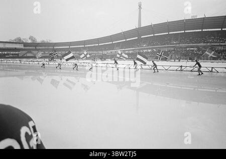 Aktuell 9 - 1 - 1969 : nous les avons pris au milePour les pays ont participé à une compétition internationale de patinage à Gothenburg. Les Norvégiens ont gagné au classement général, mais ont eu un combat dur contre les Suédois. L'équipe norvégienne était composée de Dag Fornæss, Fred Anton Maier, Per Willy Guttormsen, Magne Thomassen et Bjørn Tveter. Photo : Aage Storløkken / Aktuell / NTB ***PHOTO NON TRAITÉE*** *texte traduit automatiquement* Banque D'Images