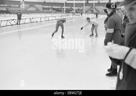 Aktuell 9 - 1 - 1969 : nous les avons pris au milePour les pays ont participé à une compétition internationale de patinage à Gothenburg. Les Norvégiens ont gagné au classement général, mais ont eu un combat dur contre les Suédois. L'équipe norvégienne était composée de Dag Fornæss, Fred Anton Maier, Per Willy Guttormsen, Magne Thomassen et Bjørn Tveter. Photo : Aage Storløkken / Aktuell / NTB ***PHOTO NON TRAITÉE*** *texte traduit automatiquement* Banque D'Images