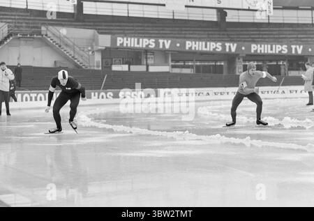 Aktuell 9 - 1 - 1969 : nous les avons pris au milePour les pays ont participé à une compétition internationale de patinage à Gothenburg. Les Norvégiens ont gagné au classement général, mais ont eu un combat dur contre les Suédois. L'équipe norvégienne était composée de Dag Fornæss, Fred Anton Maier, Per Willy Guttormsen, Magne Thomassen et Bjørn Tveter. Photo : Aage Storløkken / Aktuell / NTB ***PHOTO NON TRAITÉE*** *texte traduit automatiquement* Banque D'Images