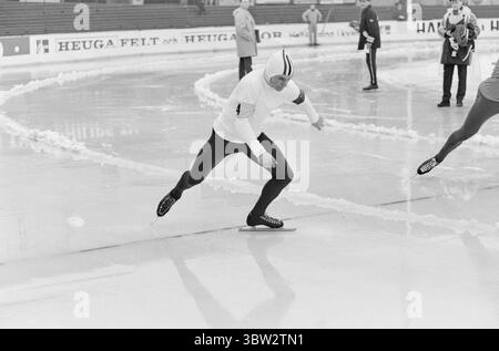 Aktuell 9 - 1 - 1969 : nous les avons pris au milePour les pays ont participé à une compétition internationale de patinage à Gothenburg. Les Norvégiens ont gagné au classement général, mais ont eu un combat dur contre les Suédois. L'équipe norvégienne était composée de Dag Fornæss, Fred Anton Maier, Per Willy Guttormsen, Magne Thomassen et Bjørn Tveter. Photo : Aage Storløkken / Aktuell / NTB ***PHOTO NON TRAITÉE*** *texte traduit automatiquement* Banque D'Images