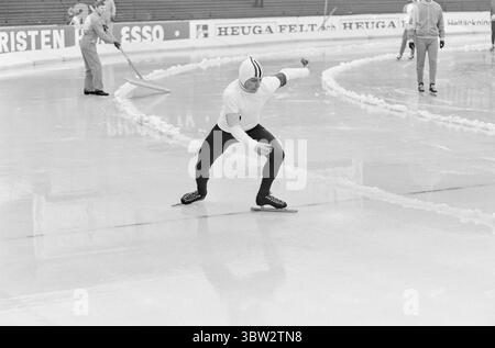 Aktuell 9 - 1 - 1969 : nous les avons pris au milePour les pays ont participé à une compétition internationale de patinage à Gothenburg. Les Norvégiens ont gagné au classement général, mais ont eu un combat dur contre les Suédois. L'équipe norvégienne était composée de Dag Fornæss, Fred Anton Maier, Per Willy Guttormsen, Magne Thomassen et Bjørn Tveter. Photo : Aage Storløkken / Aktuell / NTB ***PHOTO NON TRAITÉE*** *texte traduit automatiquement* Banque D'Images