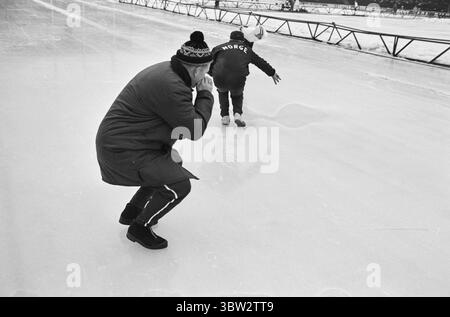 Aktuell 9 - 1 - 1969 : nous les avons pris au milePour les pays ont participé à une compétition internationale de patinage à Gothenburg. Les Norvégiens ont gagné au classement général, mais ont eu un combat dur contre les Suédois. L'équipe norvégienne était composée de Dag Fornæss, Fred Anton Maier, Per Willy Guttormsen, Magne Thomassen et Bjørn Tveter. Photo : Aage Storløkken / Aktuell / NTB ***PHOTO NON TRAITÉE*** *texte traduit automatiquement* Banque D'Images
