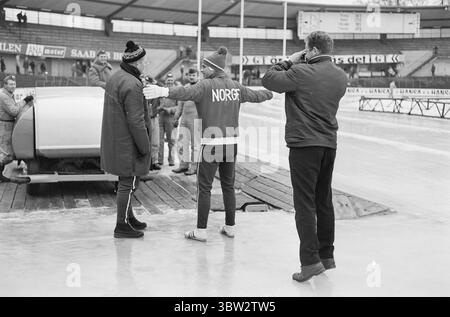 Aktuell 9 - 1 - 1969 : nous les avons pris au milePour les pays ont participé à une compétition internationale de patinage à Gothenburg. Les Norvégiens ont gagné au classement général, mais ont eu un combat dur contre les Suédois. L'équipe norvégienne était composée de Dag Fornæss, Fred Anton Maier, Per Willy Guttormsen, Magne Thomassen et Bjørn Tveter. Photo : Aage Storløkken / Aktuell / NTB ***PHOTO NON TRAITÉE*** *texte traduit automatiquement* Banque D'Images