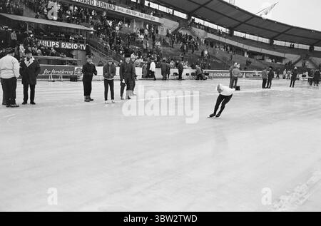 Aktuell 9 - 1 - 1969 : nous les avons pris au milePour les pays ont participé à une compétition internationale de patinage à Gothenburg. Les Norvégiens ont gagné au classement général, mais ont eu un combat dur contre les Suédois. L'équipe norvégienne était composée de Dag Fornæss, Fred Anton Maier, Per Willy Guttormsen, Magne Thomassen et Bjørn Tveter. Photo : Aage Storløkken / Aktuell / NTB ***PHOTO NON TRAITÉE*** *texte traduit automatiquement* Banque D'Images