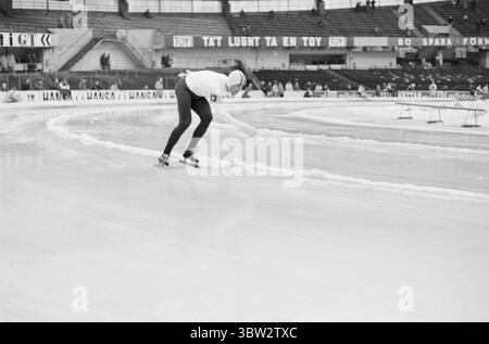 Aktuell 9 - 1 - 1969 : nous les avons pris au milePour les pays ont participé à une compétition internationale de patinage à Gothenburg. Les Norvégiens ont gagné au classement général, mais ont eu un combat dur contre les Suédois. L'équipe norvégienne était composée de Dag Fornæss, Fred Anton Maier, Per Willy Guttormsen, Magne Thomassen et Bjørn Tveter. Photo : Aage Storløkken / Aktuell / NTB ***PHOTO NON TRAITÉE*** *texte traduit automatiquement* Banque D'Images