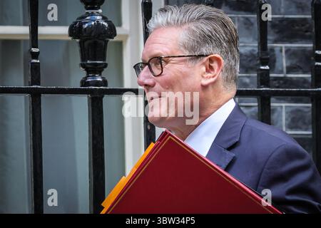 Londres, Royaume-Uni. 16 juillet 2025. Sir Keir Starmer, premier ministre du Royaume-Uni, député de Holborn et St Pancras sort 10 Downing Street pour les questions du premier ministre (PMQ) au Parlement. Crédit : Imageplotter/Alamy Live News Banque D'Images