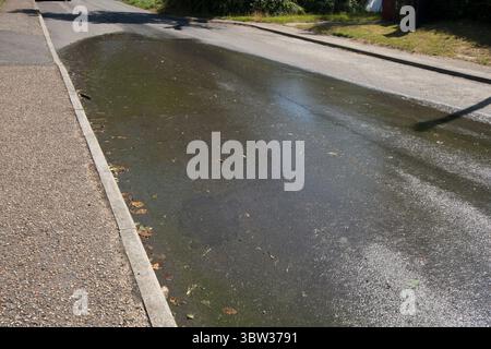 Fuites de conduites d'eau, éclatement des conduites d'eau, eau qui coule sur la route, panne de l'autorité de l'eau, eau du Sud, réparations répétées, Midhurst, Sussex, juillet 2025 Banque D'Images