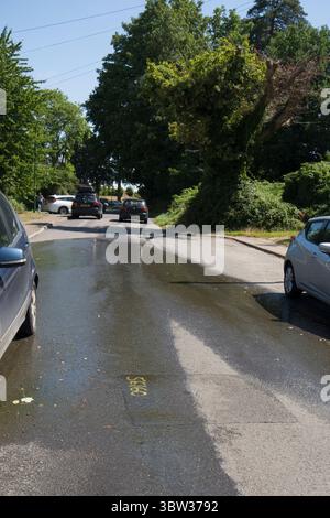 Fuites de conduites d'eau, éclatement des conduites d'eau, eau qui coule sur la route, panne de l'autorité de l'eau, eau du Sud, réparations répétées, Midhurst, Sussex, juillet 2025 Banque D'Images