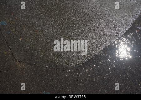 Fuites de conduites d'eau, éclatement des conduites d'eau, eau qui coule sur la route, panne de l'autorité de l'eau, eau du Sud, réparations répétées, Midhurst, Sussex, juillet 2025 Banque D'Images