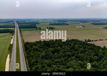Une route traversant un champ. Banque D'Images