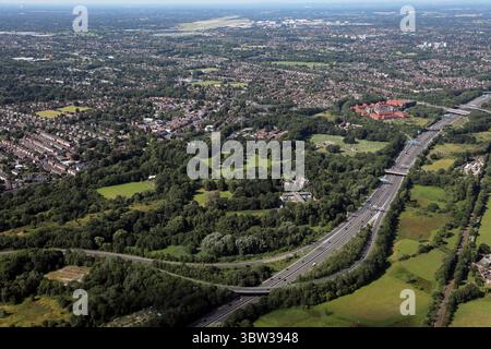 Vue aérienne de l'est vers l'ouest en direction de l'aéroport de Manchester de l'autoroute M60 à la sortie 2 près de Cheadle, Manchester Banque D'Images