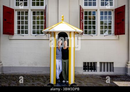 DEN HAAG - public jette un coup d'œil aux écuries et au palais . Le roi Willem-Alexander ouvre le Palais Noordeinde et les écuries royales adjacentes au public. Un total de 43 000 visiteurs peuvent visiter le palais de travail du roi cet été et en apprendre davantage sur la riche histoire de ce patrimoine culturel. ANP / Hollandse Hoogte / Robin Utrecht pays-bas Out - belgique Out Banque D'Images