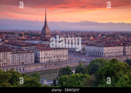 Turin, Italie. Image de paysage urbain aérien de Turin, Italie pendant le beau lever du soleil d'été. Banque D'Images