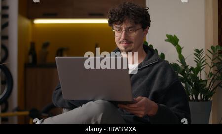 Joyeux sourire caucasien hipster masculin adulte homme d'affaires homme d'affaires communiquant homme d'ordinateur portable saluant parler de conférence à distance de commerçant de réunion en ligne Banque D'Images