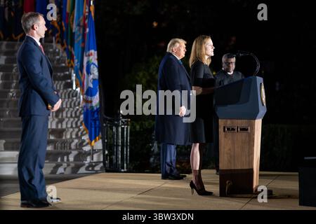 26 octobre 2020, Washington, District de Columbia, États-Unis d'Amérique : le président Donald J. Trump, le juge adjoint de la Cour suprême Clarence Thomas et Jesse Barrett écoutent la juge Amy Coney Barrett prononcer des allocutions lors de sa cérémonie de prestation de serment en tant que juge adjoint de la Cour suprême lundi 26 octobre 2020, sur la pelouse sud de la Maison Blanche. Personnes : le président Donald Trump, Amy Coney Barrett. (Crédit image : © SMG via ZUMA Wire) Banque D'Images