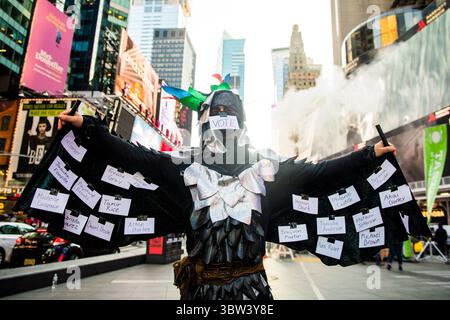 31 octobre 2020, New York, NY, États-Unis : des manifestants manifestent lors de l'événement Dia de Los Muertos commémorant les victimes de la violence d'État le 31 octobre 2020 à New York, New York. Photo : Chris TuiteImageSPACE (crédit image : © via ZUMA Wire) Banque D'Images