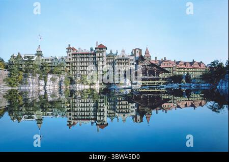 18 avril 2016, New Paltz, New York, États-Unis : Centre et porche, Mohonk Mountain House, New Paltz, New York, États-Unis, John Margolies Roadside America Photograph Archive, 1976 (crédit image : © JT Vintage/Glasshouse via ZUMA Wire) Banque D'Images