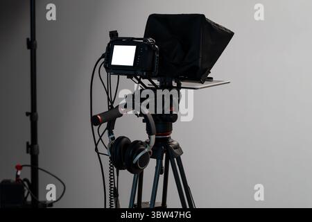 Configuration de la caméra vidéo dans un studio avec un écran d'affichage vierge. EQUIPEMENT professionnel pour la production de médias audiovisuels. Tournage vidéo pour les réseaux sociaux. Banque D'Images